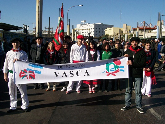 Integrantes del centro vasco Gure Txokoa en los festejos por el 9 de julio (fotoEE)